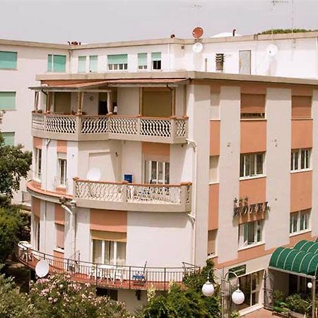 Hotel Ausonia Фоллоника Экстерьер фото